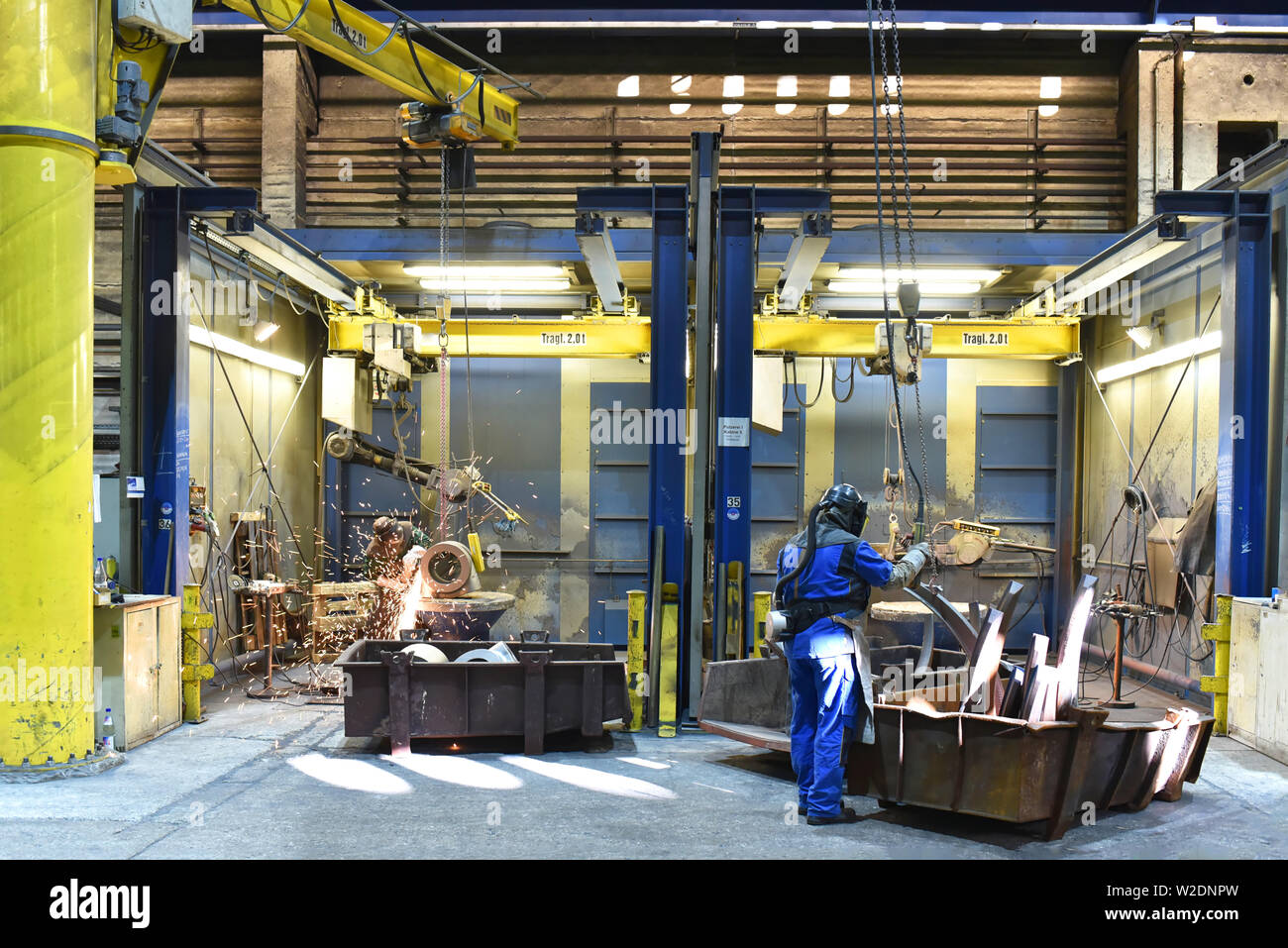 I lavoratori in un impianto industriale - fonderia sul posto di lavoro - produzione di getti di acciaio Foto Stock
