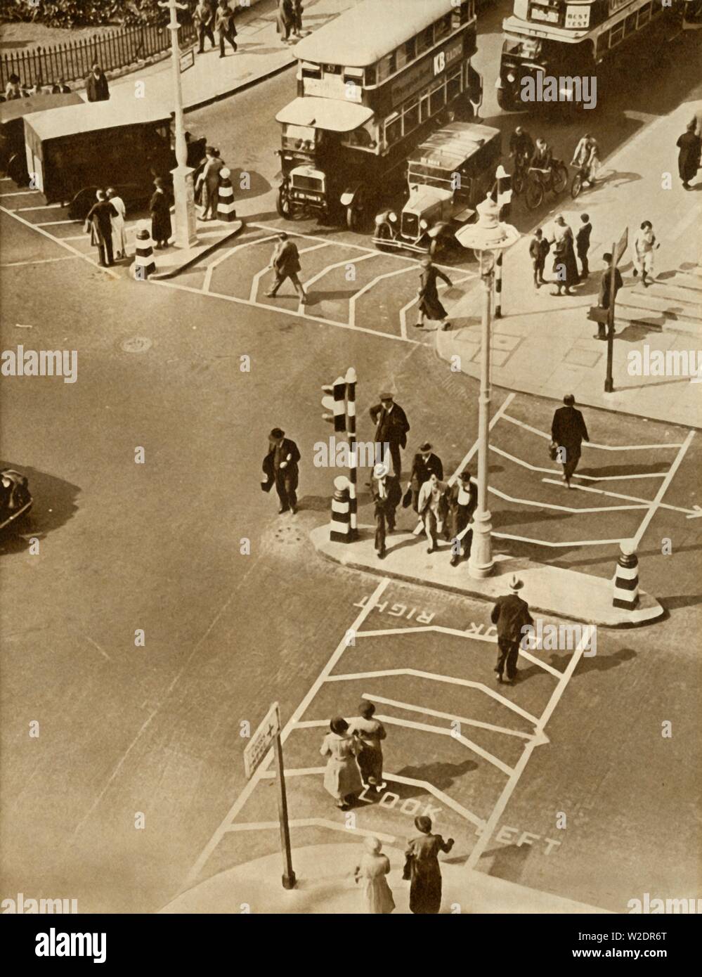 Il traffico e i pedoni in Trafalgar Square, Londra, 1935. Creatore: sconosciuto. Foto Stock