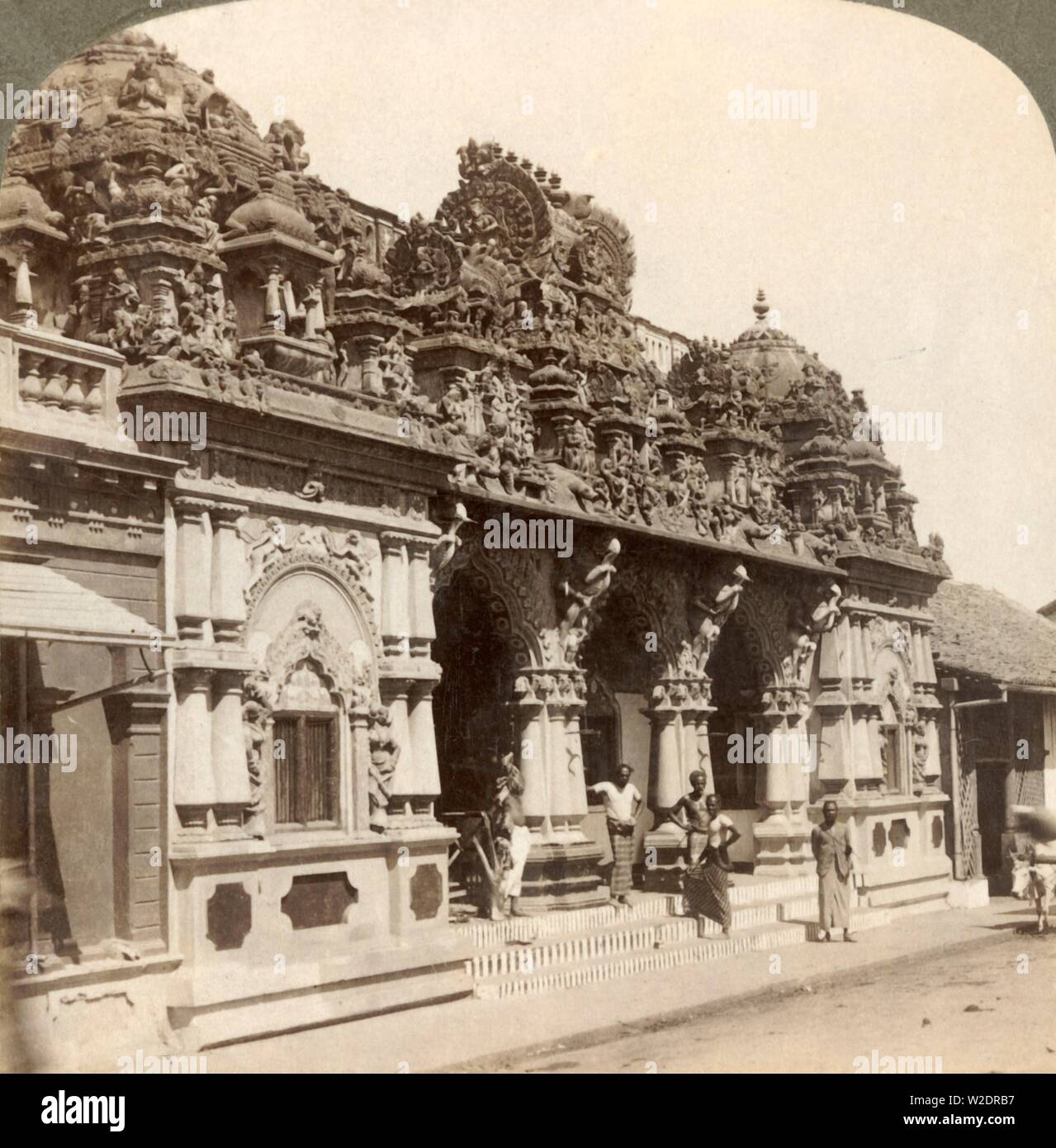 "Squisitamente ornamenti intagliati di Hindu tempio buddista, Colombo, Ceylon", 1902. Creatore: Underwood & Underwood. Foto Stock