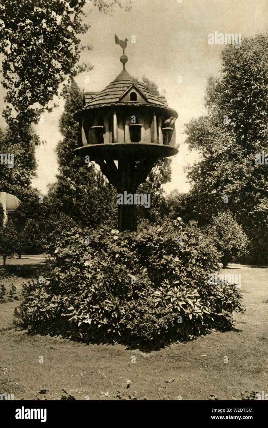 'A Colombaia - nel giardino di Dowager Marchesa di Bute, St. John's Lodge, Regent's Park", 1920. Creatore: sconosciuto. Foto Stock