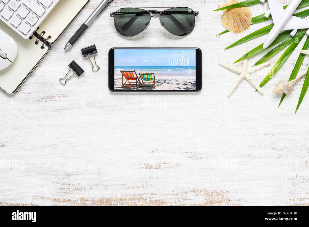 Smartphone mock up modello con estate spiaggia pianificazione del concetto di viaggio. Vista superiore della corsa di piallatura e tecnologia il concetto di sfondo. Lay piatto. Foto Stock