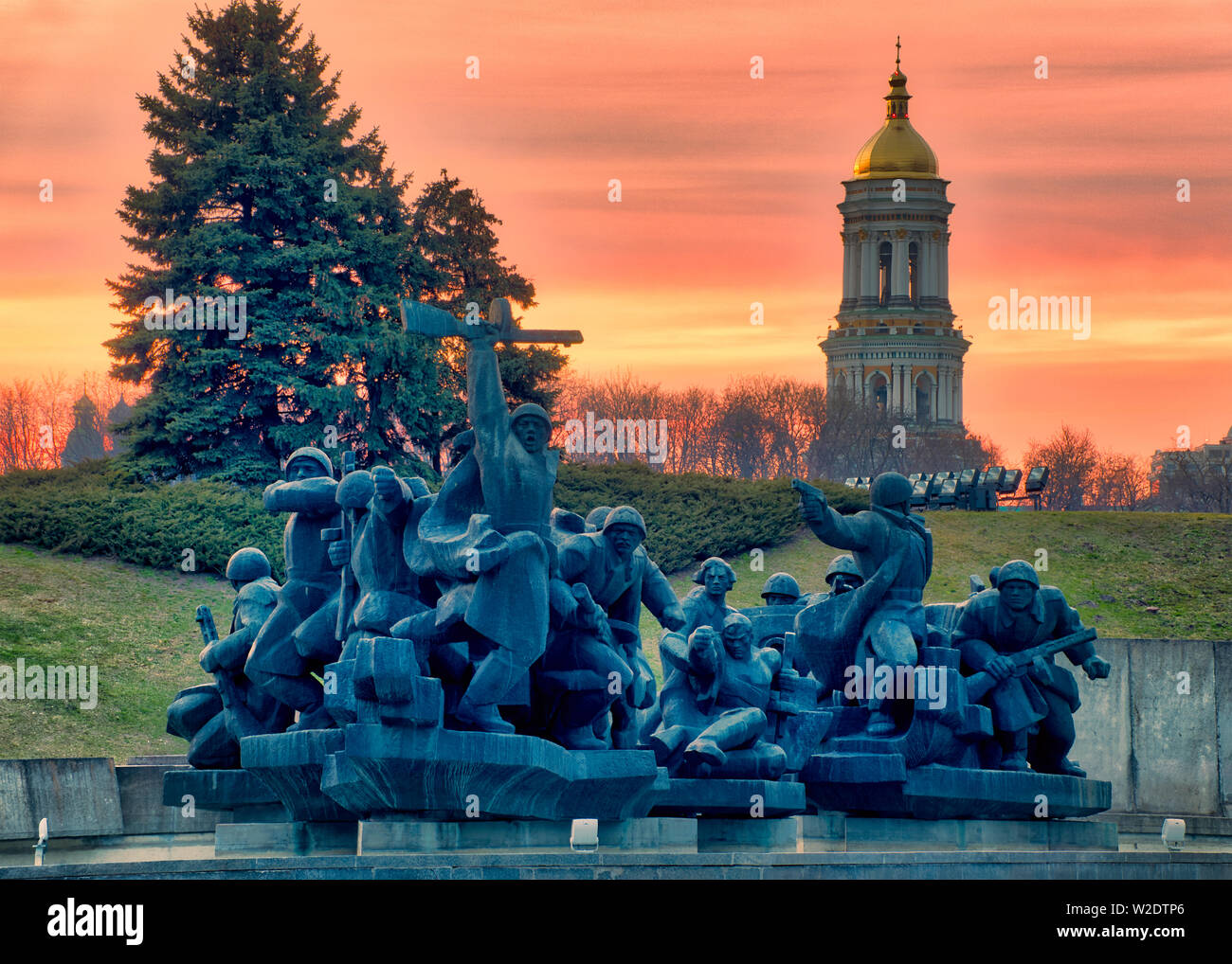 Attraversamento del Dniepr monumento nel Museo Nazionale di Storia dell'Ucraina nella Seconda Guerra Mondiale e la grande Lavra Torre Campanaria, Kiev, Ukrain Foto Stock