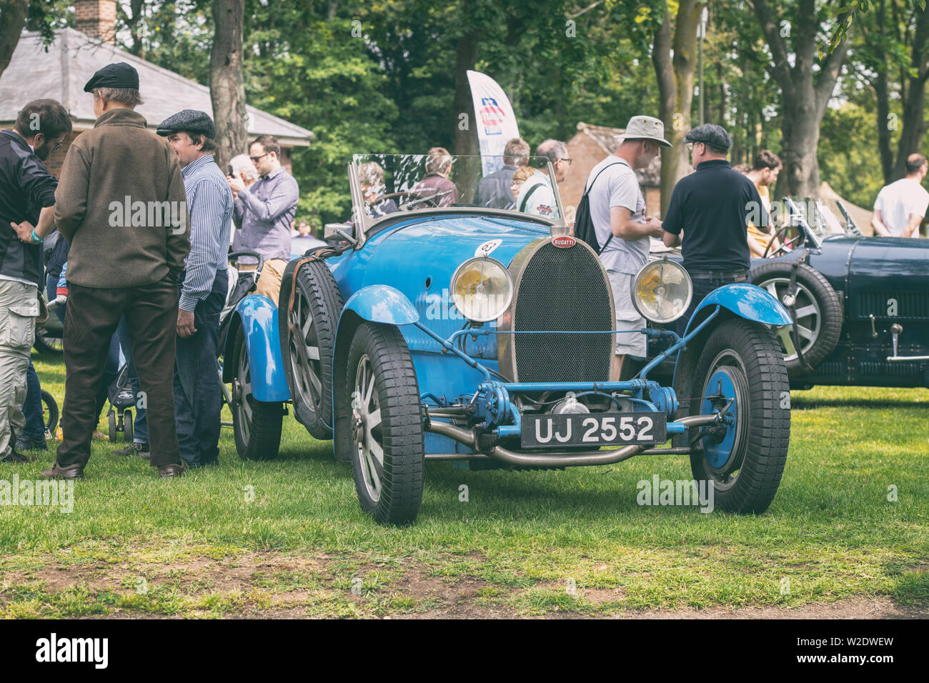 1928 Bugatti auto a Bicester Heritage Centre super evento scramble. Bicester, Oxfordshire, Inghilterra. Vintage filtro applicato Foto Stock