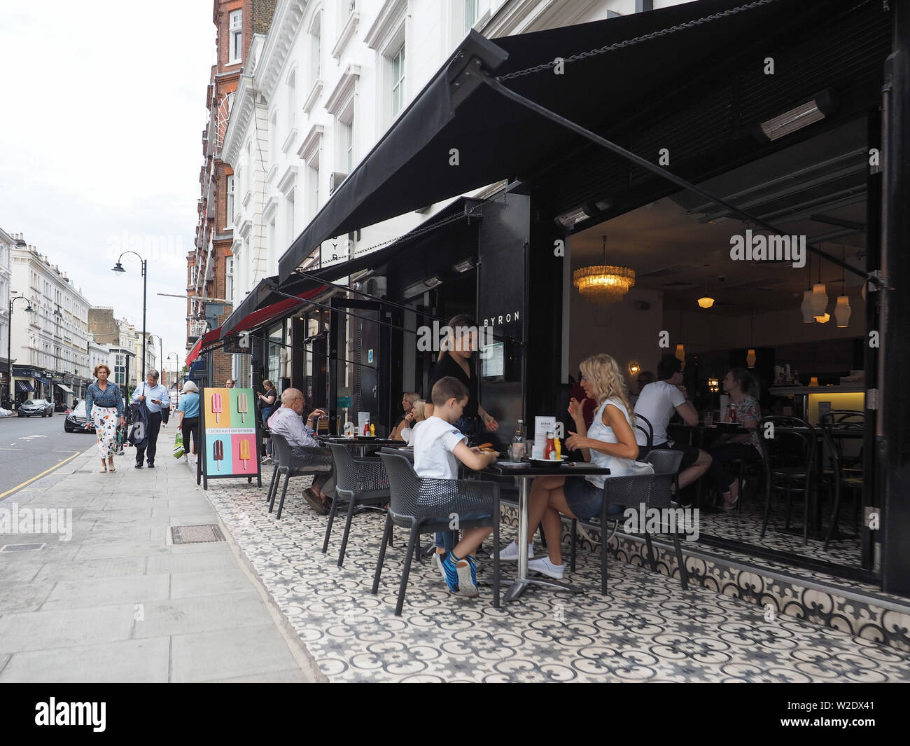 LONDON, Regno Unito - circa giugno 2019: vista del tipico British Street nel Quartiere di Chelsea Foto Stock