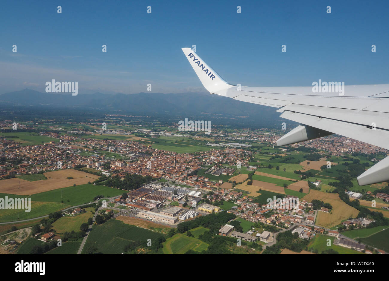 SAN MAURIZIO CANAVESE, Italia - circa giugno 2019: Veduta aerea della città dal piano di Ryanair Foto Stock