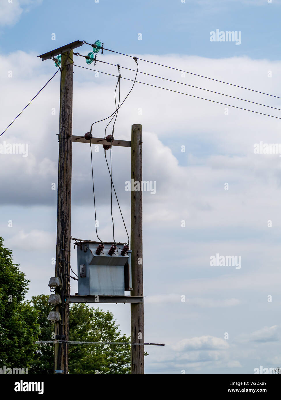 Trasformatore su twin poli elettrici con collegamenti fusibili isolata contro il cielo Foto Stock