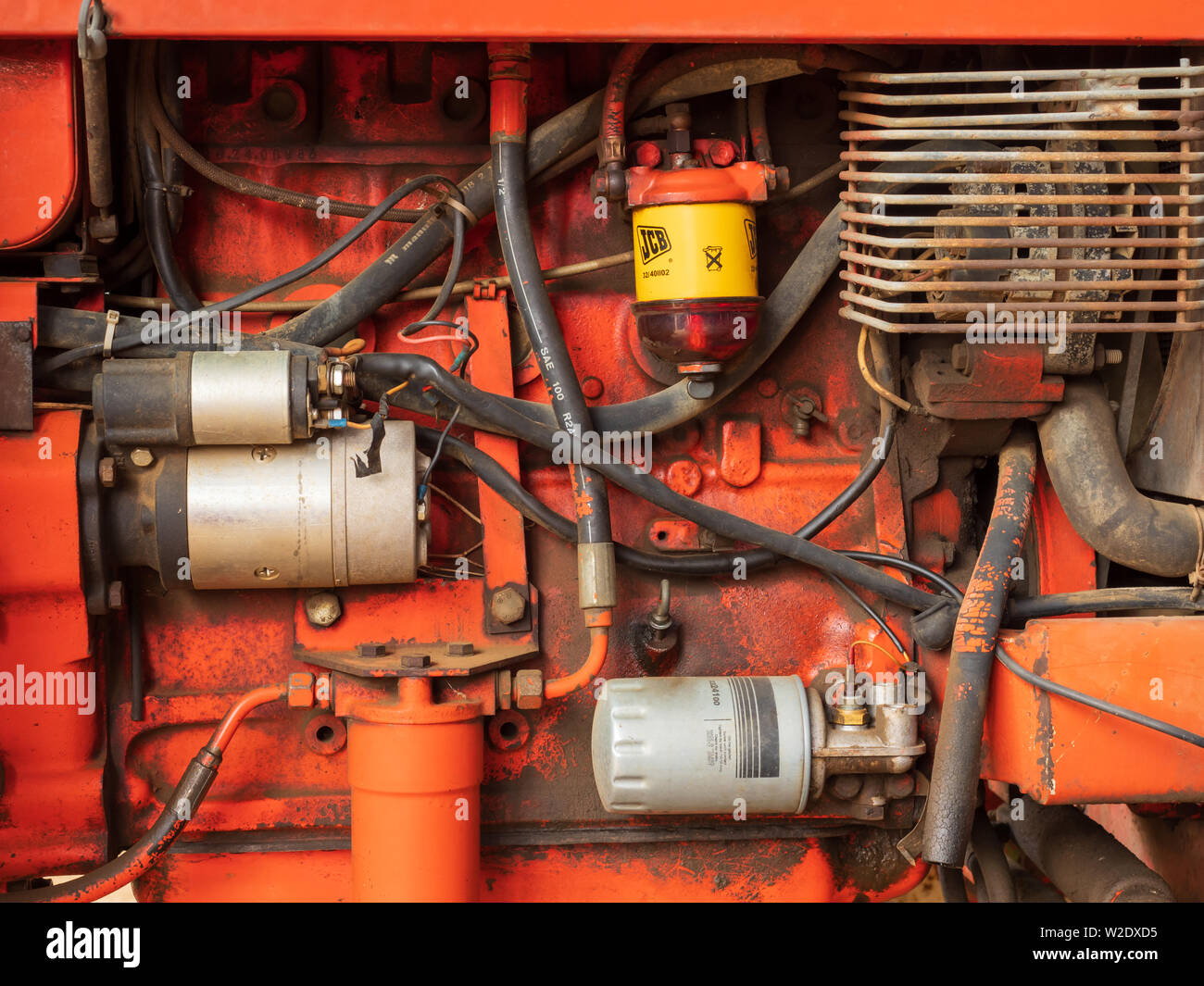 Espone il motore diesel MWM su un vecchio trattore Renault Foto Stock