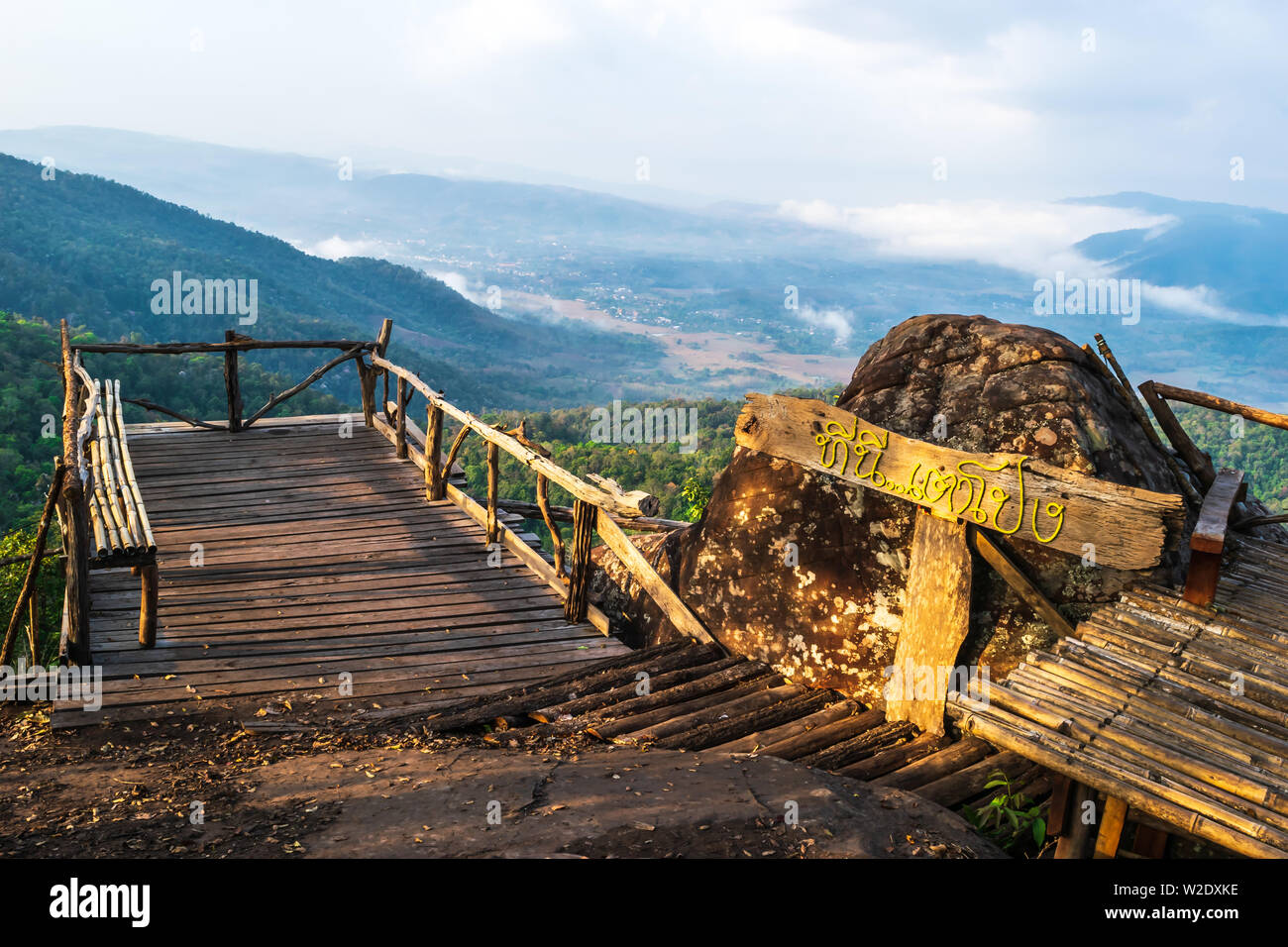 La vista iconica del camping point sulla cima della montagna di Phu Taopong, invisibile la destinazione del distretto Dansai, Loei provincia, Thailandia con Th Foto Stock