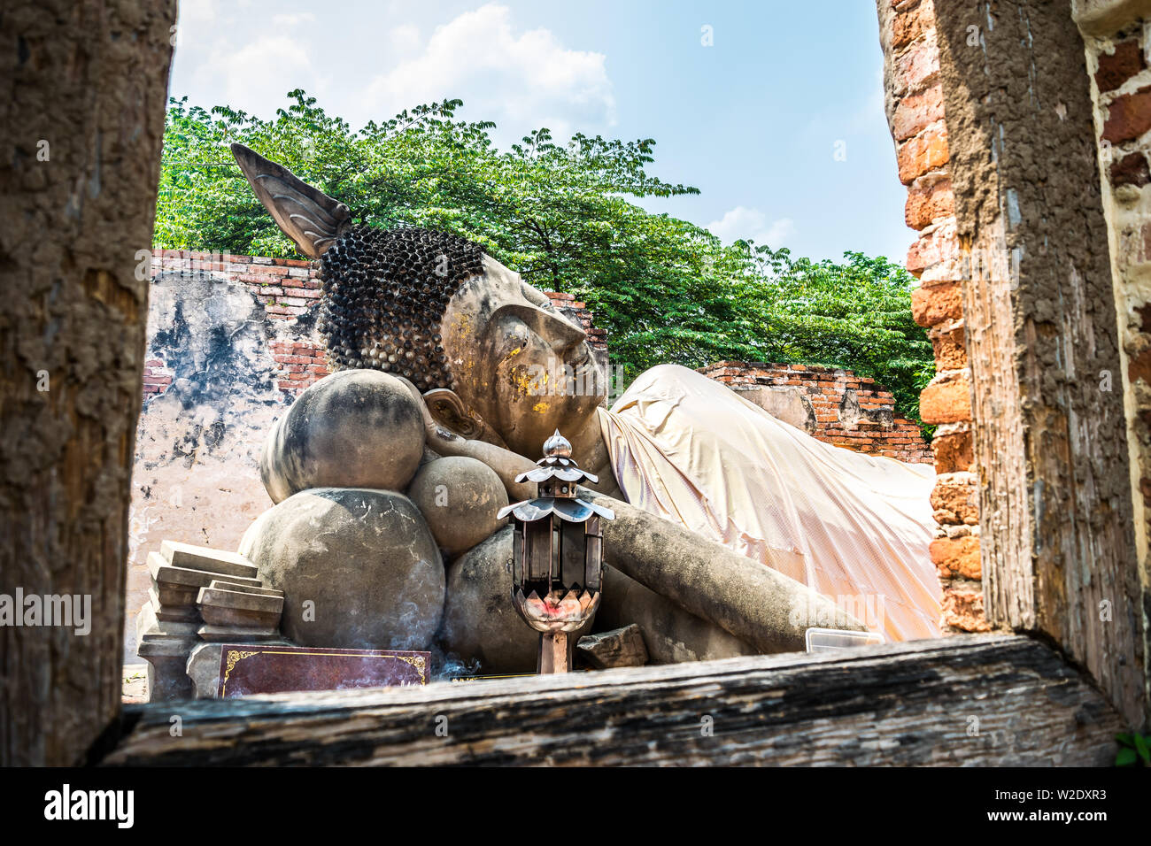 Vista del Buddha reclinato al Wat Phutthaisawan che è l'antico tempio buddista in al parco storico di Ayutthaya, provincia di Ayutthaya, Thailandia. Foto Stock