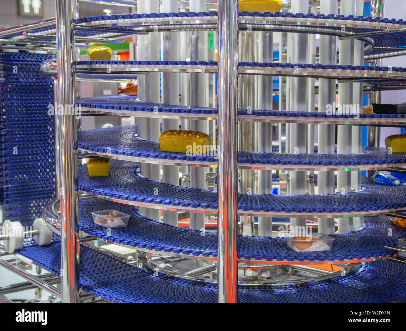 Cibo sul nastro trasportatore automatico nell'industria alimentare Foto Stock