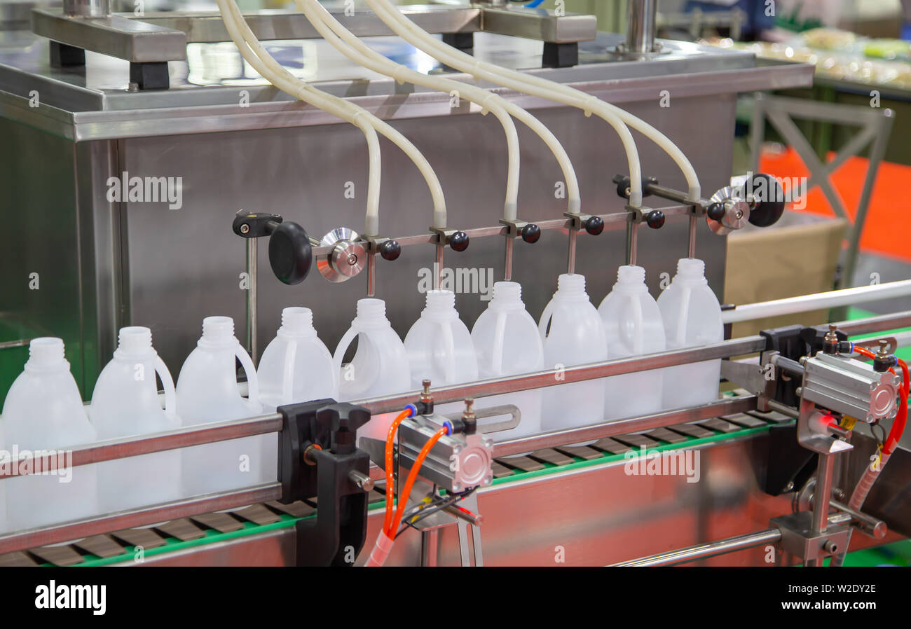 La produzione di liquido in bottiglia di plastica macchina di riempimento Foto Stock