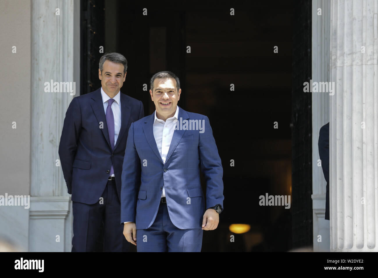 Atene, Grecia. 8 Luglio, 2019. Ex primo ministro greco Alexis Tsipras (R) lascia il Maximos Mansion come il neo eletto primo ministro Kyriakos Mitsotakis guarda al Maximos Mansion in Atene, Grecia, Luglio 8, 2019. Kyriakos Mitsotakis, leader della Grecia del conservatore nuova democrazia partito, è stato prestato giuramento il lunedì come la Grecia del nuovo primo ministro dopo la vittoria di domenica a scatto nazionale elezioni. Per andare con il leader conservatore Kyriakos Mitsotakis giurato come la Grecia del nuovo PM. Credito: Lefteris Partsalis/Xinhua/Alamy Live News Foto Stock
