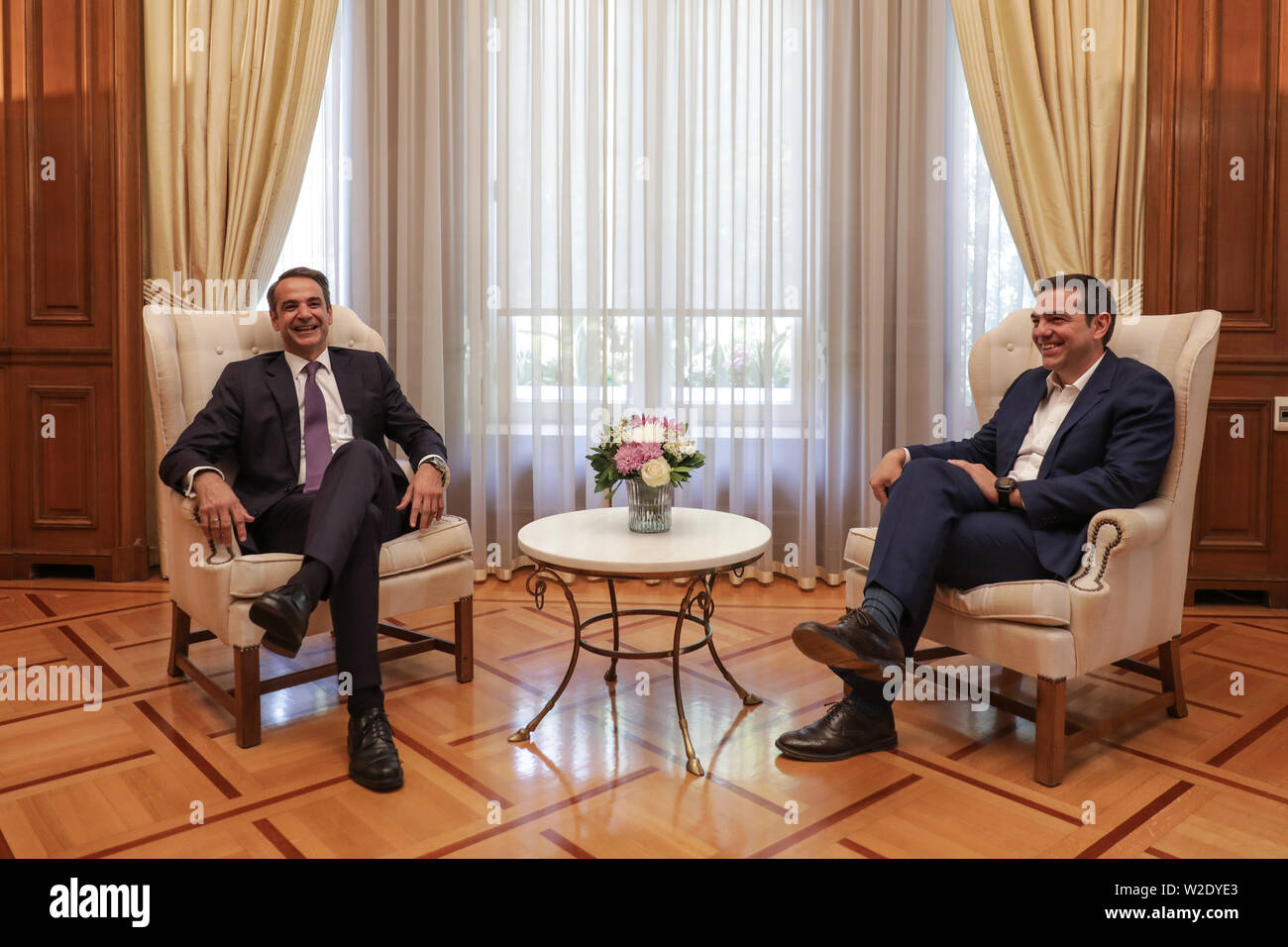 Atene, Grecia. 8 Luglio, 2019. Il neo eletto primo ministro greco Kyriakos Mitsotakis (L) colloqui con l ex primo ministro Alexis Tsipras al Maximos Mansion in Atene, Grecia, Luglio 8, 2019. Kyriakos Mitsotakis, leader della Grecia del conservatore nuova democrazia partito, è stato prestato giuramento il lunedì come la Grecia del nuovo primo ministro dopo la vittoria di domenica a scatto nazionale elezioni. Per andare con il leader conservatore Kyriakos Mitsotakis giurato come la Grecia del nuovo PM. Credito: Lefteris Partsalis/Xinhua/Alamy Live News Foto Stock