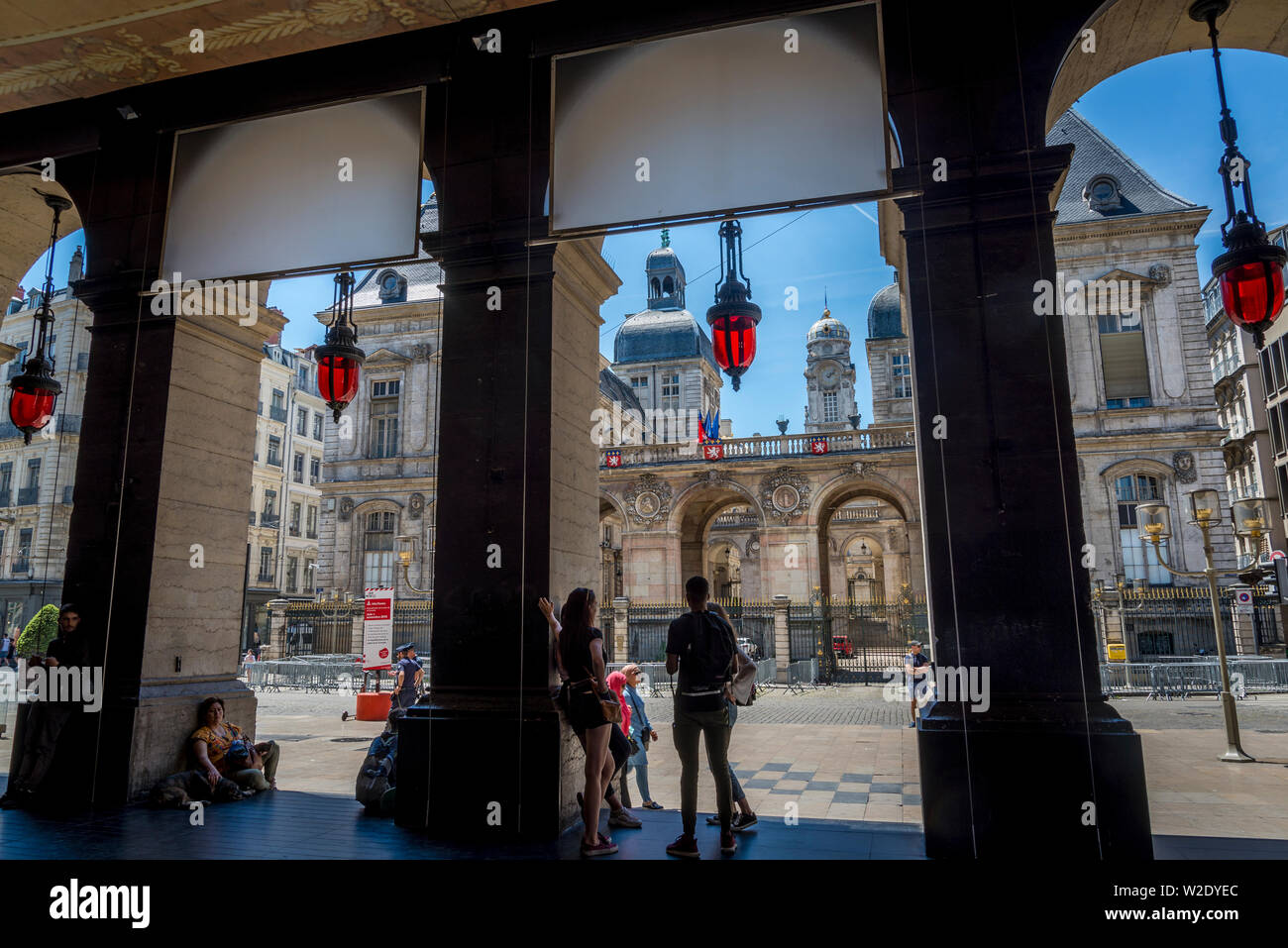 Città monumentale Hall presso la Place des Terreaux visto attraverso gli archi del Teatro dell'Opera, Lione, Francia Foto Stock