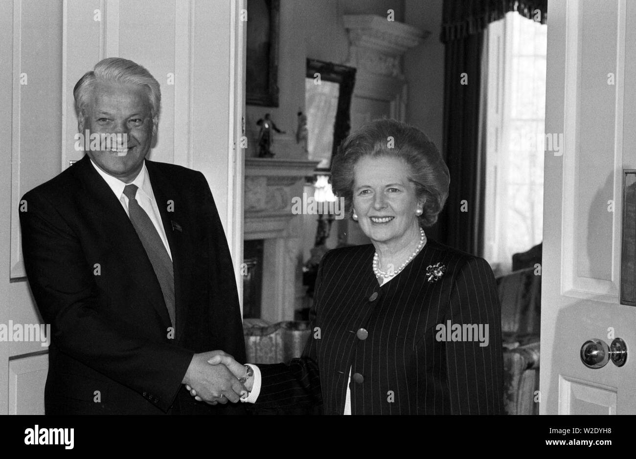 Margaret Thatcher saluto il politico sovietico Boris Eltsin al n. 10 di Downing Street, Londra. Foto Stock