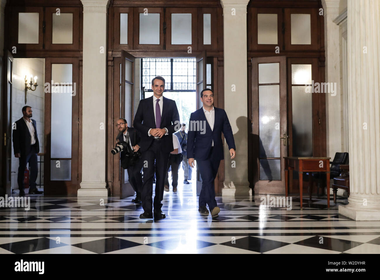 Atene, Grecia. 8 Luglio, 2019. Il neo eletto primo ministro greco Kyriakos Mitsotakis (L) cammina con l ex primo ministro Alexis Tsipras al Maximos Mansion in Atene, Grecia, Luglio 8, 2019. Kyriakos Mitsotakis, leader della Grecia del conservatore nuova democrazia partito, è stato prestato giuramento il lunedì come la Grecia del nuovo primo ministro dopo la vittoria di domenica a scatto nazionale elezioni. Per andare con il leader conservatore Kyriakos Mitsotakis giurato come la Grecia del nuovo PM. Credito: Lefteris Partsalis/Xinhua/Alamy Live News Foto Stock
