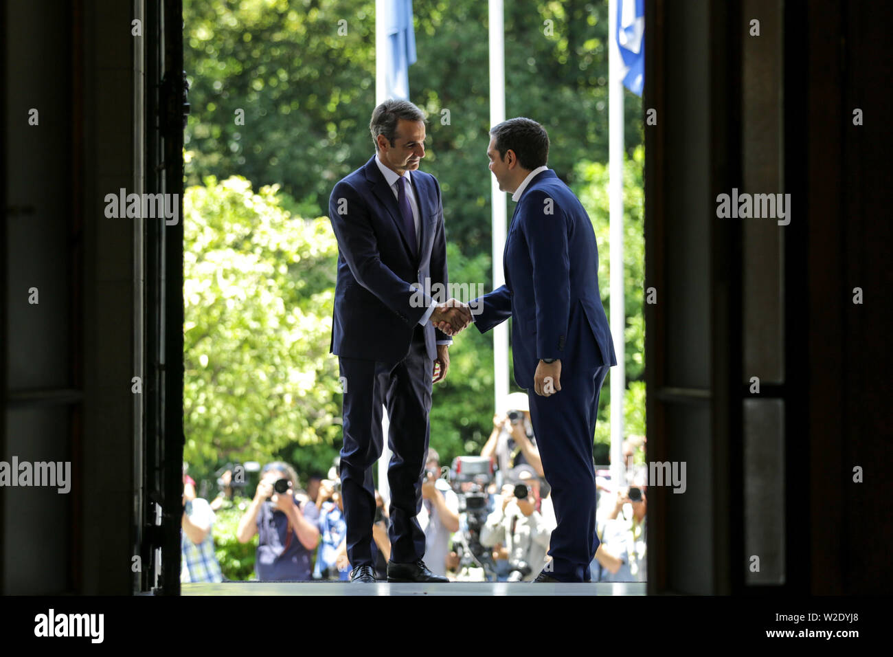 Atene, Grecia. 8 Luglio, 2019. Ex primo ministro greco Alexis Tsipras (R) stringe la mano con il neo eletto primo ministro Kyriakos Mitsotakis, leader della Grecia del conservatore nuova democrazia partito, al Maximos Mansion in Atene, Grecia, Luglio 8, 2019. Kyriakos Mitsotakis, leader della Grecia del conservatore nuova democrazia partito, è stato prestato giuramento il lunedì come la Grecia del nuovo primo ministro dopo la vittoria di domenica a scatto nazionale elezioni. Per andare con il leader conservatore Kyriakos Mitsotakis giurato come la Grecia del nuovo PM. Credito: Lefteris Partsalis/Xinhua/Alamy Live News Foto Stock
