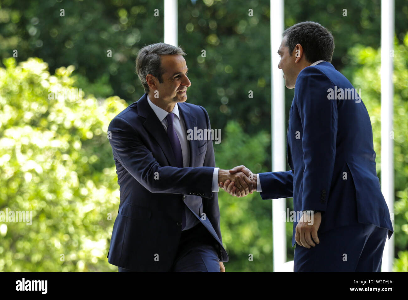 Atene, Grecia. 8 Luglio, 2019. Ex primo ministro greco Alexis Tsipras (R) accoglie favorevolmente il neo eletto primo ministro greco Kyriakos Mitsotakis, leader della Grecia del conservatore nuova democrazia partito, al Maximos Mansion in Atene, Grecia, Luglio 8, 2019. Kyriakos Mitsotakis, leader della Grecia del conservatore nuova democrazia partito, è stato prestato giuramento il lunedì come la Grecia del nuovo primo ministro dopo la vittoria di domenica a scatto nazionale elezioni. Per andare con il leader conservatore Kyriakos Mitsotakis giurato come la Grecia del nuovo PM. Credito: Lefteris Partsalis/Xinhua/Alamy Live News Foto Stock