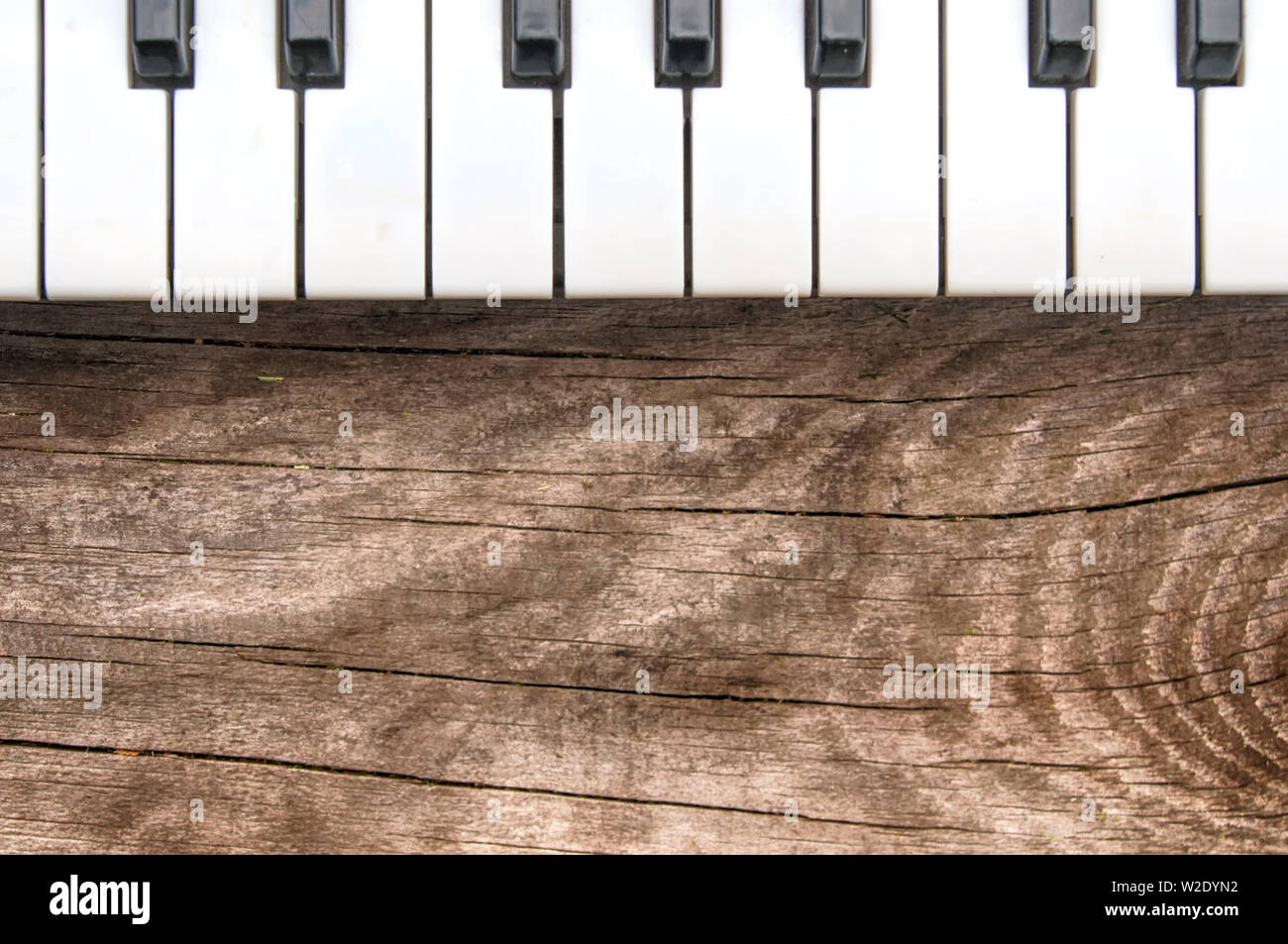 In bianco e nero la tastiera musicale pianoforte elettronico a trama su un tavolo di legno in alto consente di visualizzare la tastiera sulla parte superiore dell'immagine Foto Stock