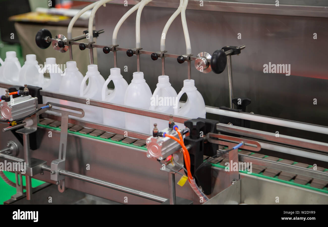La produzione di liquido in bottiglia di plastica macchina di riempimento Foto Stock