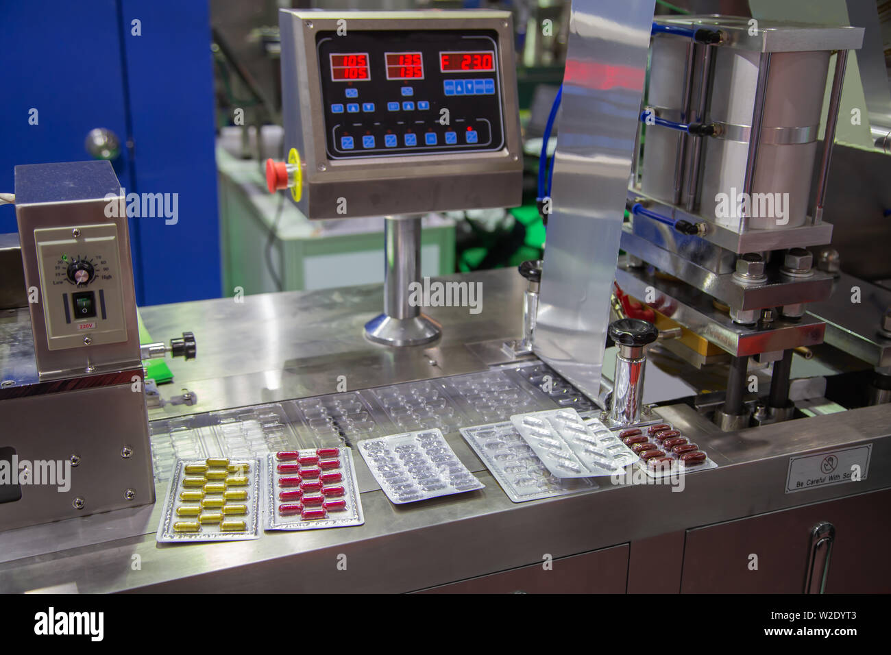 Capsule macchina blisteratrice in industria farmaceutica Foto Stock