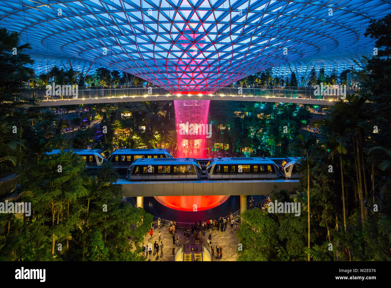 Vista notturna con luci rosse sui binari dell'aeroporto Jewel Changi di Singapore Foto Stock