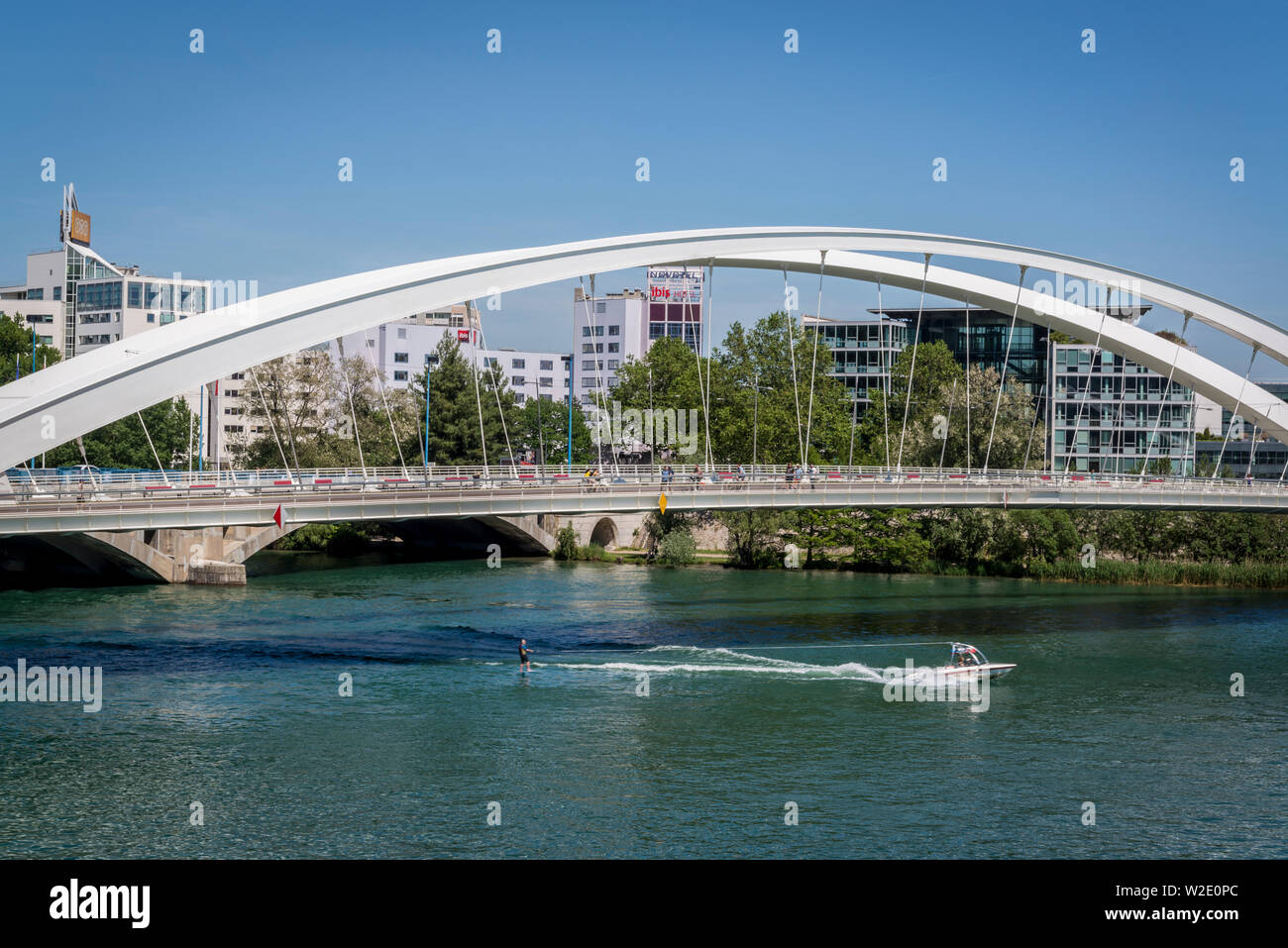 Ponte Raymond Barre andando oltre il fiume Rodano nel distretto di confluenza, Lione, Francia Foto Stock