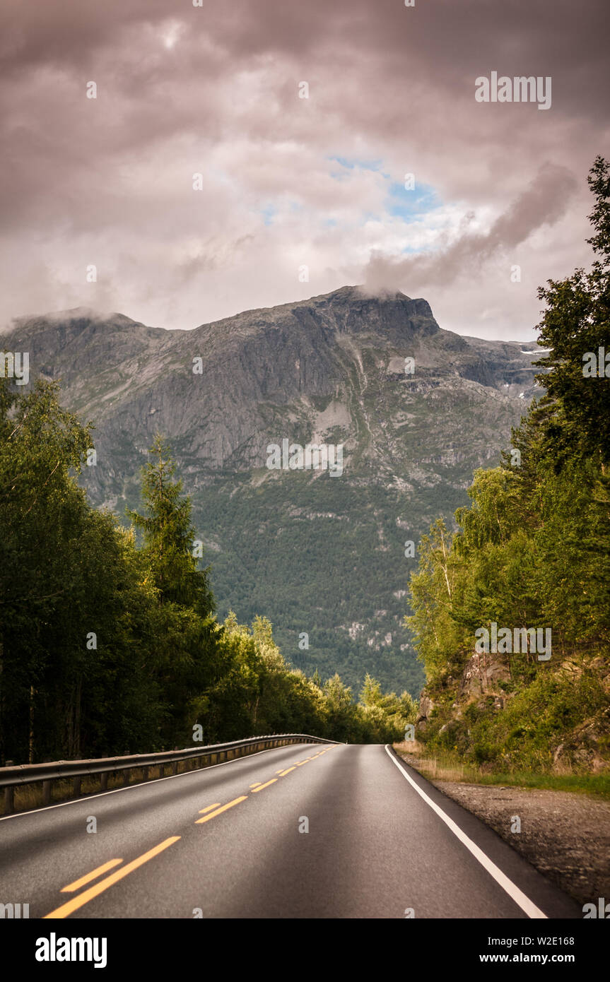 Una dritta strada che conduce alle eccitanti luoghi sconosciuti in Norvegia. Foto Stock