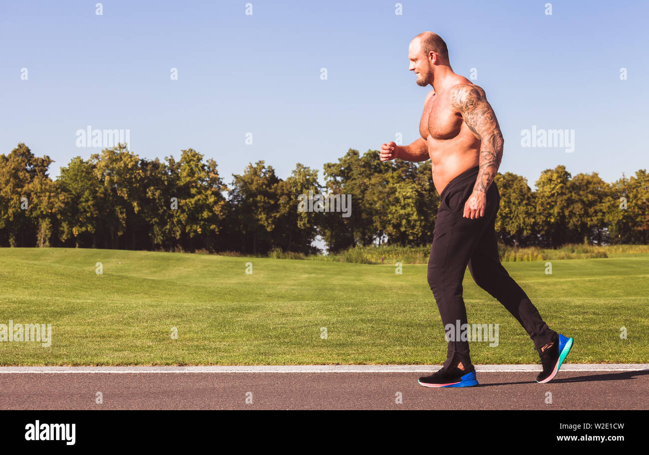 Forte e montare il maschio caucasico modello di fitness. Foto Stock