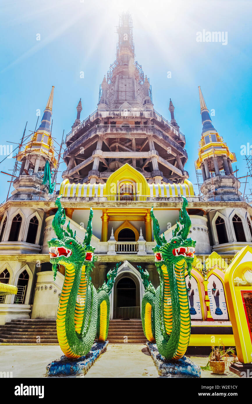 Vecchio Tempio con draghi statue in Thailandia Foto Stock