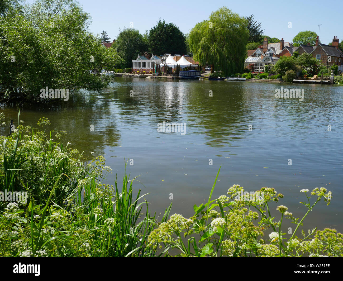 Il fiume Tamigi paesaggio, a Ferry Lane, sul percorso Ridgeway, South Stoke, Oxfordshire, Inghilterra, Regno Unito, GB. Foto Stock
