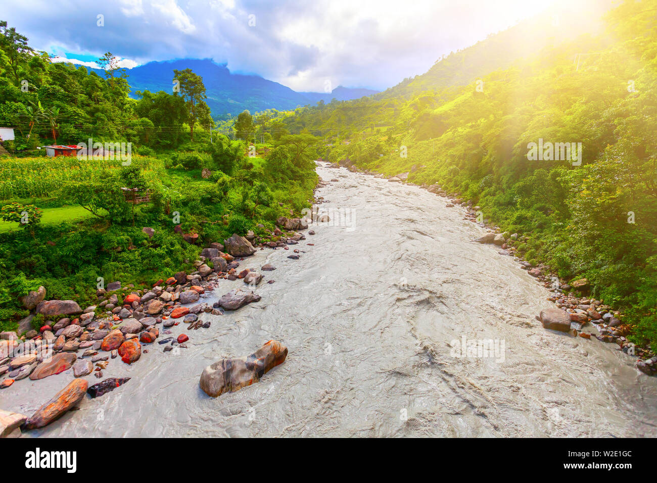 Splendido panorama sul fiume e sulle montagne del Nepal, Annapurna trekking Foto Stock