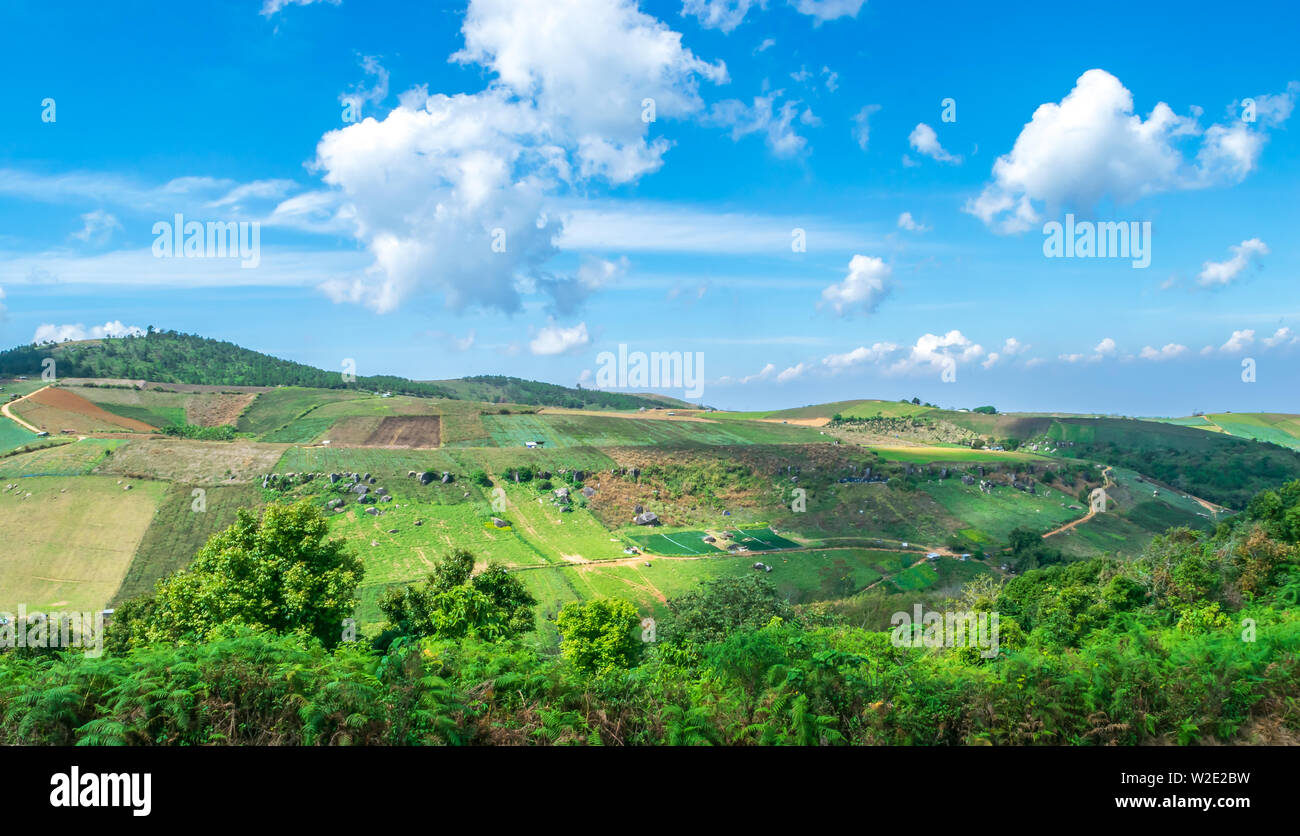 Il green mountain view con nuvole e cielo blu nella bella giornata di Phu Lom Lo di Phu Hin Rong Kla National Park, Dasai distretto, Loei Provincia, Foto Stock