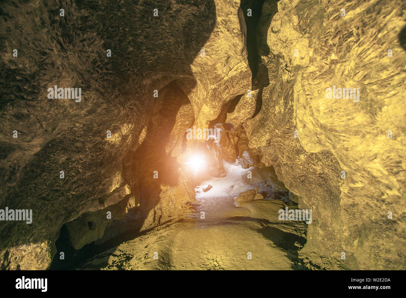 Guardando all'interno della grotta di roccia con la luce solare Foto Stock