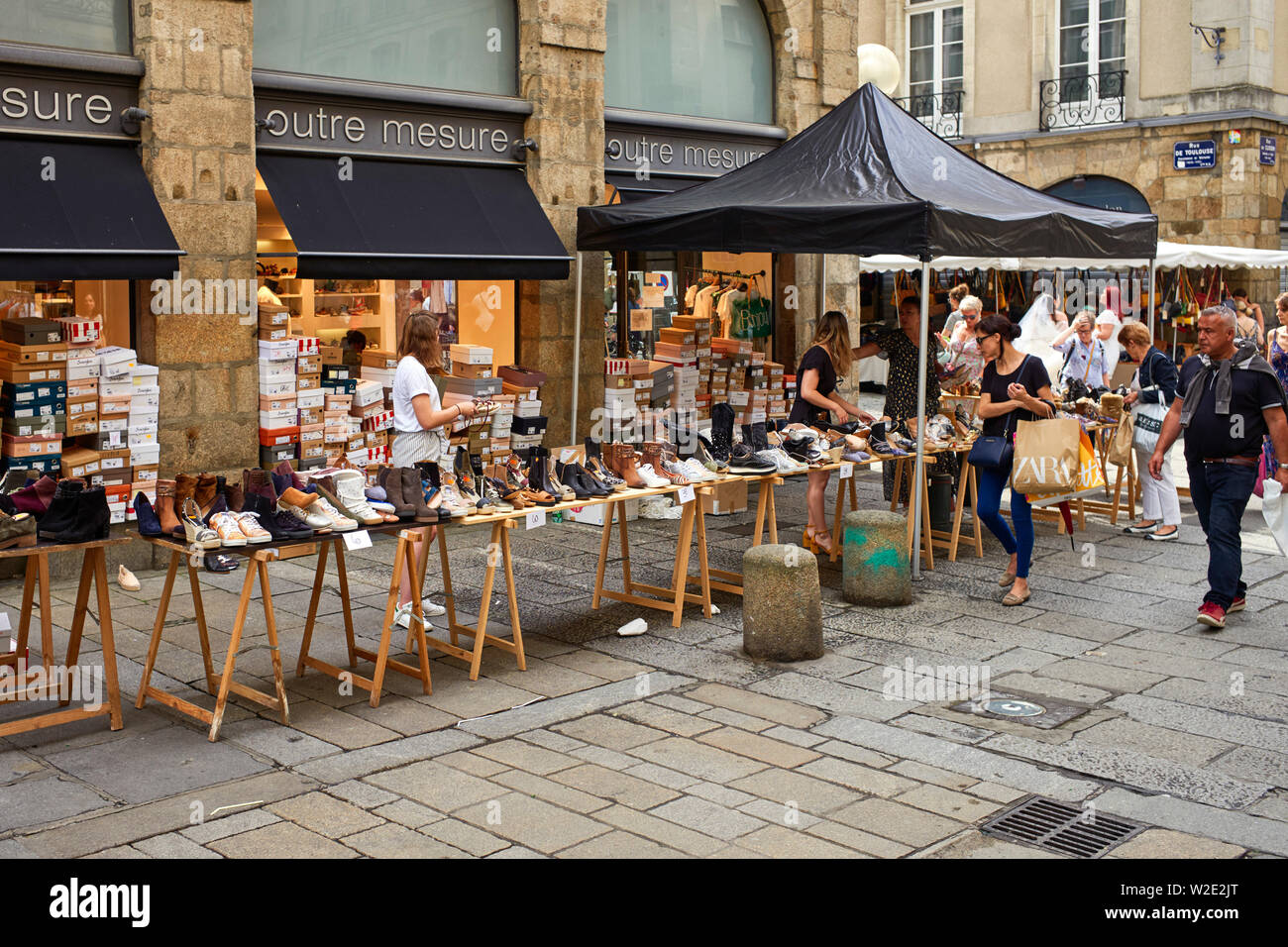 I cacciatori di affari cercando per la vendita di scarpe in Rennes, capitale della Bretagna, Francia Foto Stock