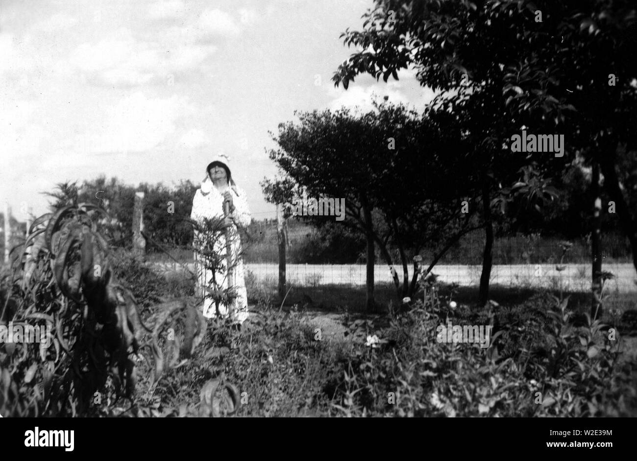 La sig.ra Elizabeth Fulks nel suo giardino a Stanton, Texas ca. Settembre 1940 Foto Stock