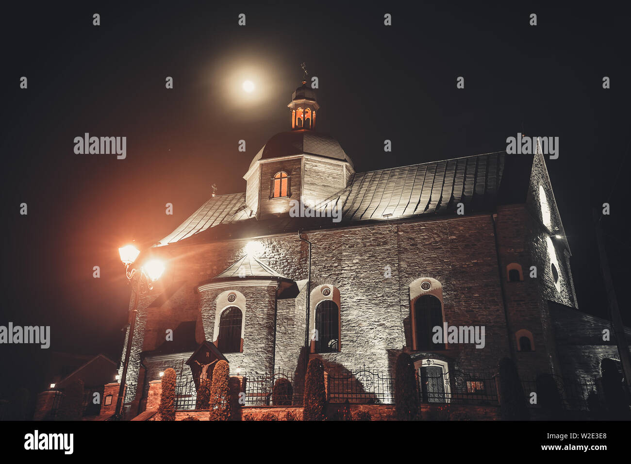 Vecchia chiesa in Kamianets Podilskyi di notte, Ucraina Foto Stock