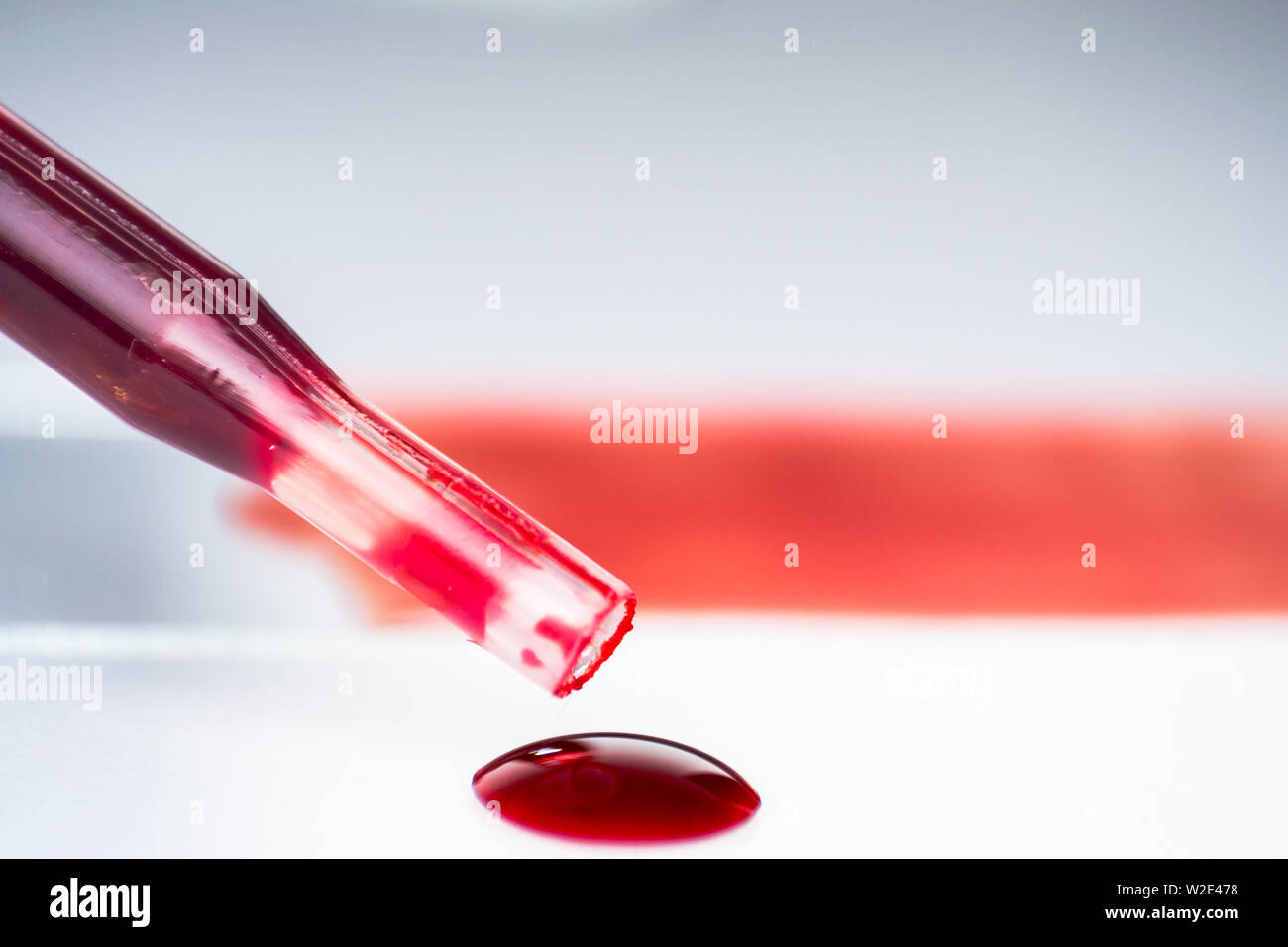 Pipetta medica con il sangue di close-up Foto Stock