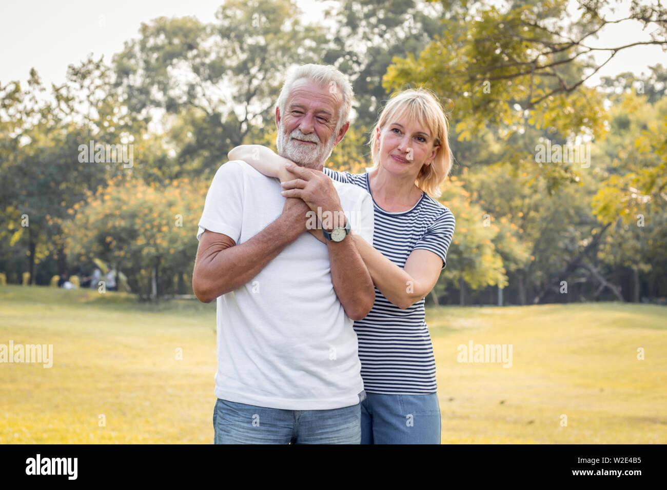 Coppia senior nel parco. Sorridenti di coppia senior in un parco su una vacanza. Romantico Coppia matura nel parco in autunno. Foto Stock