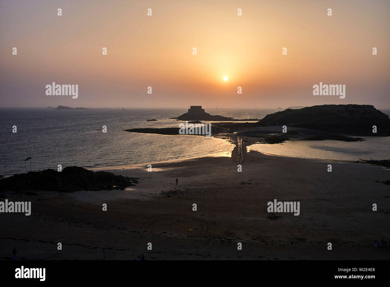 Tramonto sulla piccola isola e causeway di marea a St Malo, Bretagna Francia Foto Stock