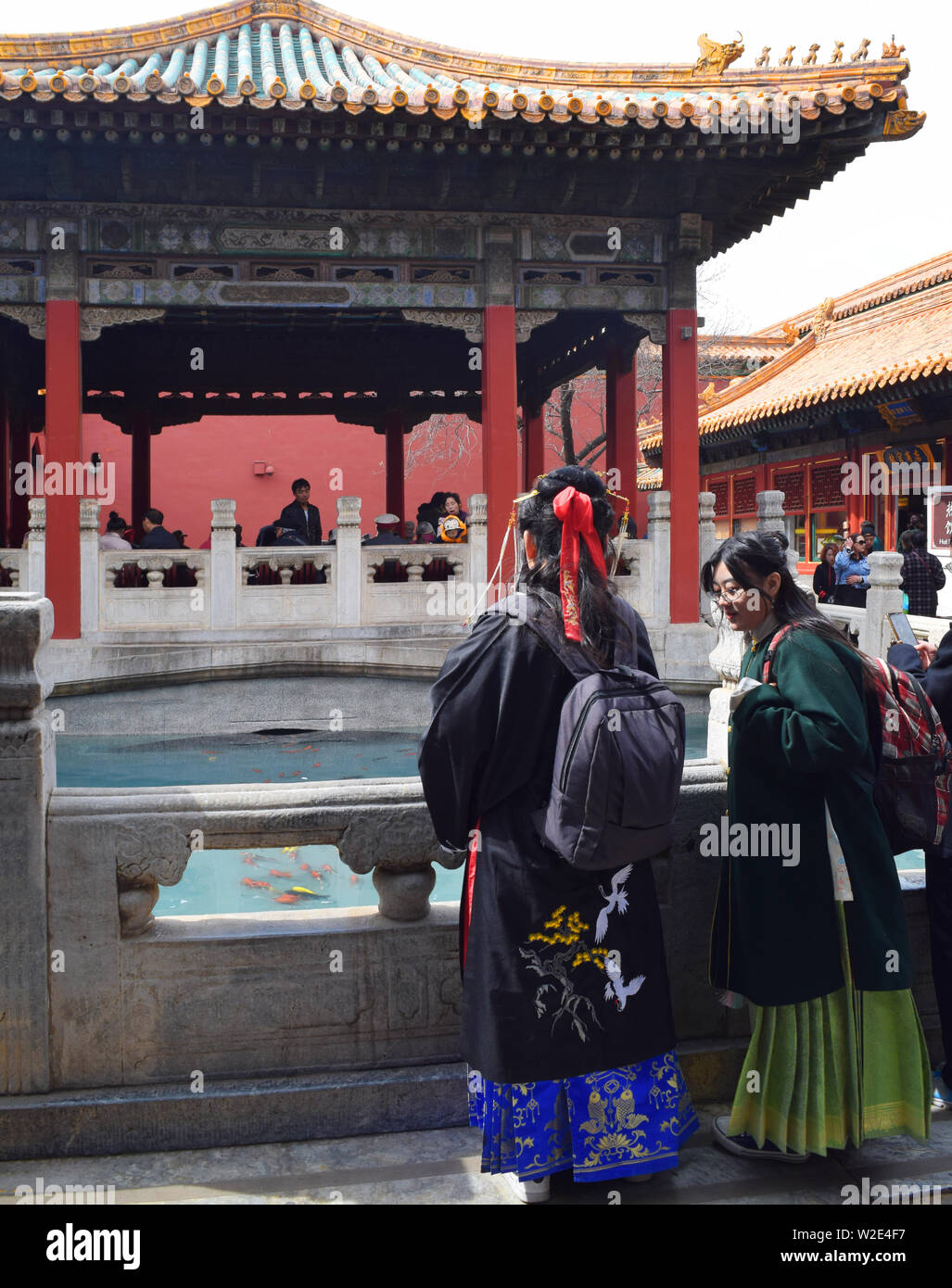 Pechino, Cina, 30 marzo 2019: Le donne indossano kimono tradizionali in un tempio della Città Proibita di Pechino. Foto Stock