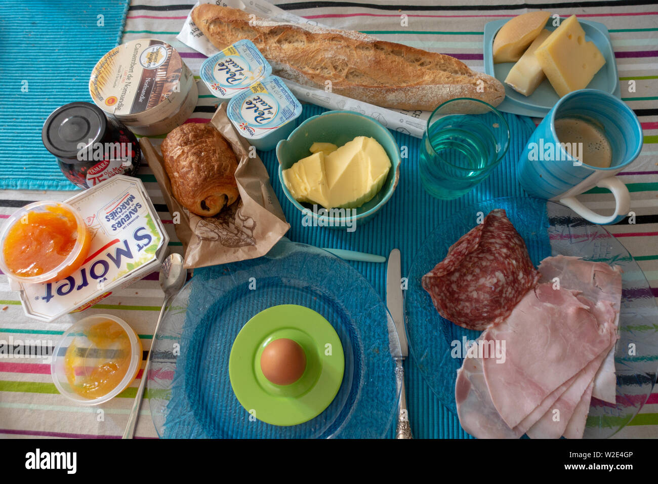 Vista dal di sopra della colazione molte scelte alimentari di cui alla tabella di impostazione di prima colazione Foto Stock