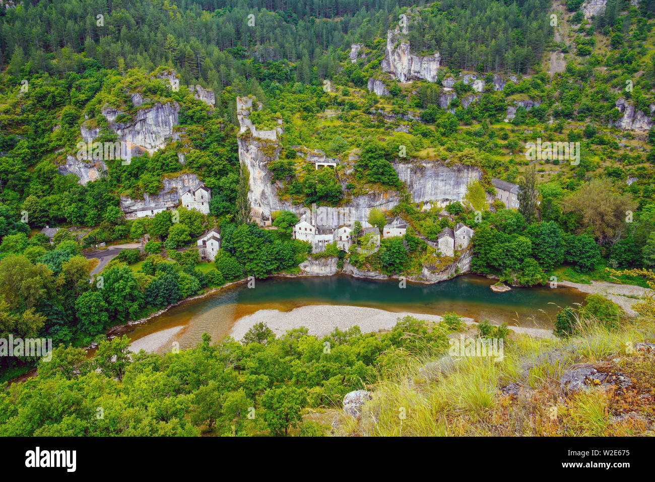 Chateau e il villaggio abbandonato di Castelbouc dal fiume Tarn, comune Gorges du Tarn, dipartimento della Lozère, Occitanie, Francia. Foto Stock