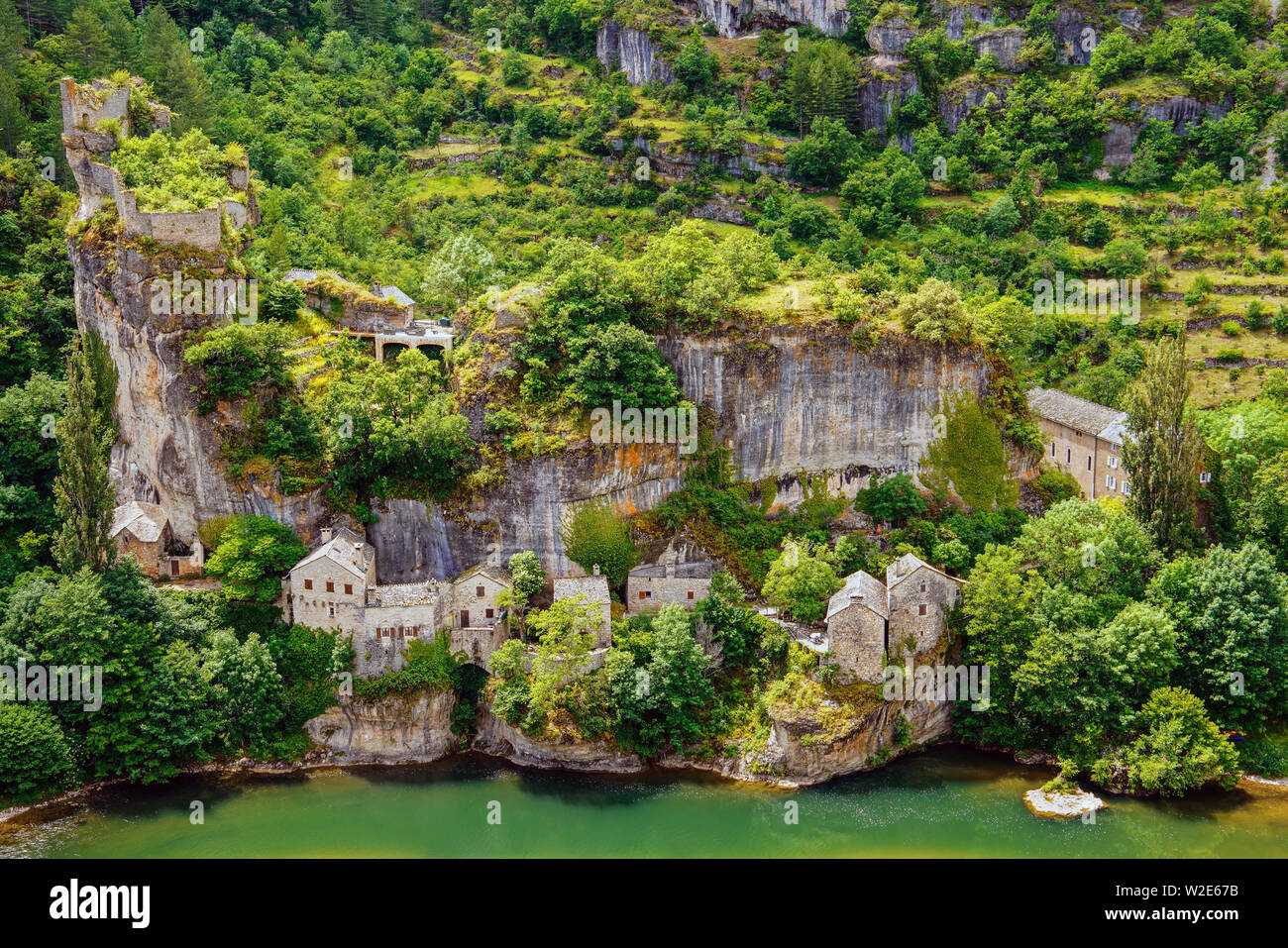 Chateau (castello) e villaggio abbandonato di Castelbouc dal fiume Tarn, comune Gorges du Tarn, dipartimento Lozère, Occitanie, Francia. Foto Stock