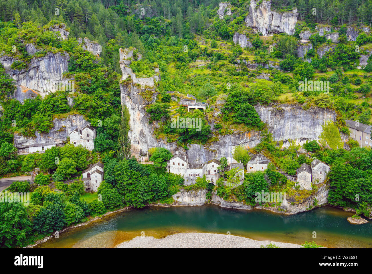 Chateau e il villaggio abbandonato di Castelbouc dal fiume Tarn, comune Gorges du Tarn, dipartimento della Lozère, Occitanie, Francia. Foto Stock