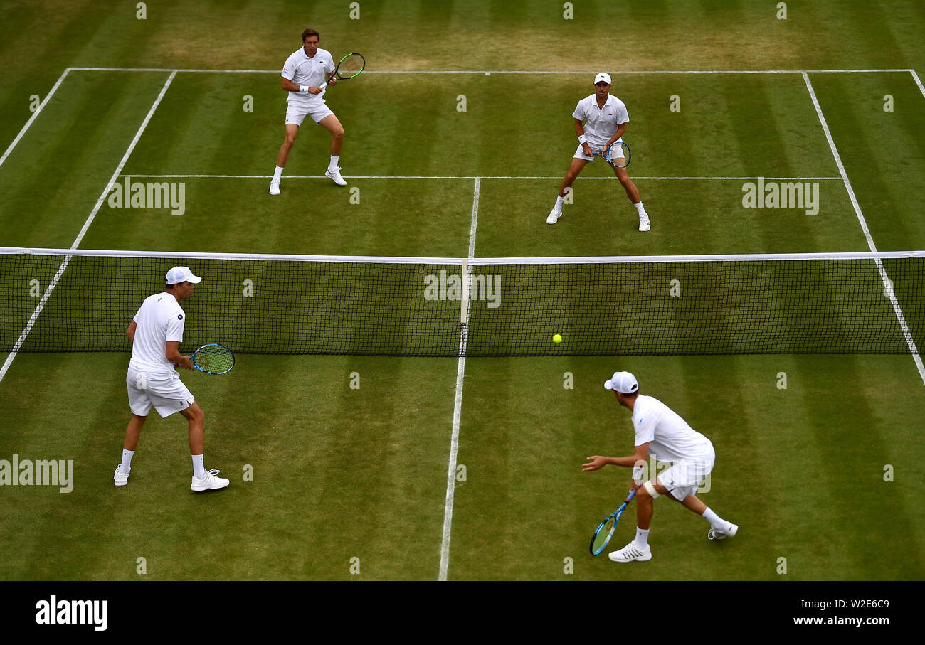 Mike Bryan e Bob BRYAN (fondo della corte) e Nicolas MAHUT e Edouard Roger-Vasselin in azione durante il loro mens raddoppia corrisponde al giorno sette dei campionati di Wimbledon al All England Lawn Tennis e Croquet Club, Wimbledon. Foto Stock