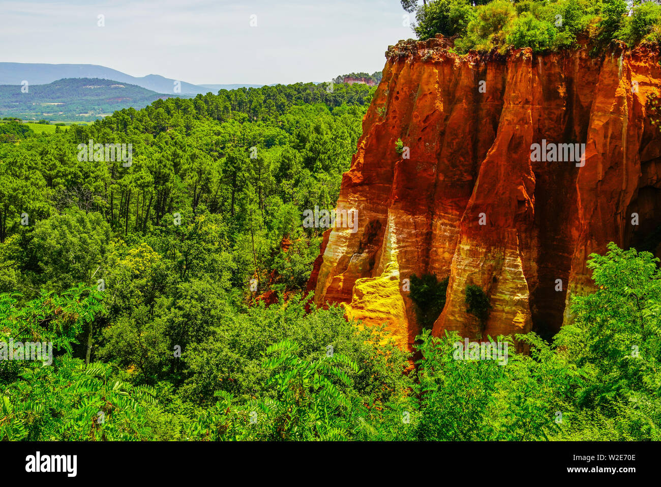 Intensivo di red cliff nel canyon paesaggio intorno al villaggio di Roussillon, Provenza, Francia. Foto Stock