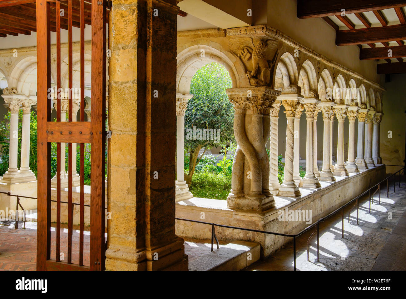 Chiostro del Duomo in Aix-en-Provence Saint-Sauveur in Aix-en-Provence. Aix è città e comune nel sud della Francia. Foto Stock