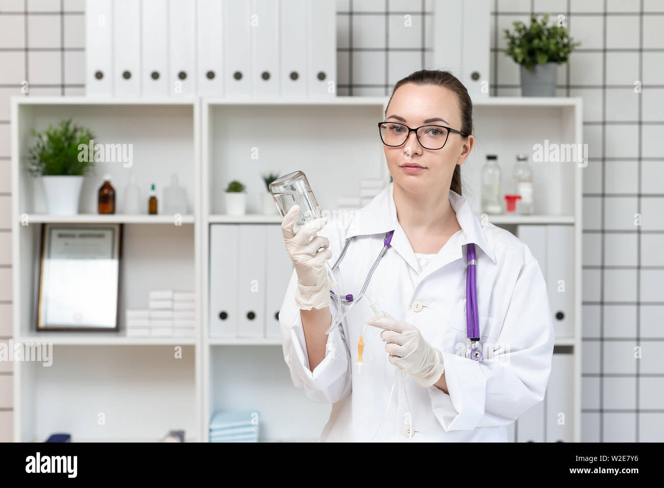 L'infermiera si prepara un contagocce con una soluzione di medicina. Foto Stock
