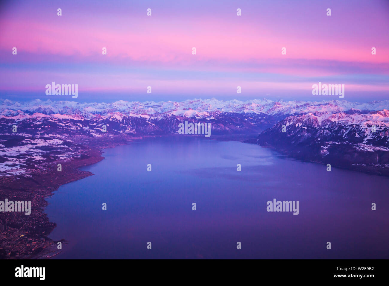 Antenna panorama del Lago di Ginevra e sulle Alpi durante il tramonto, Svizzera Foto Stock